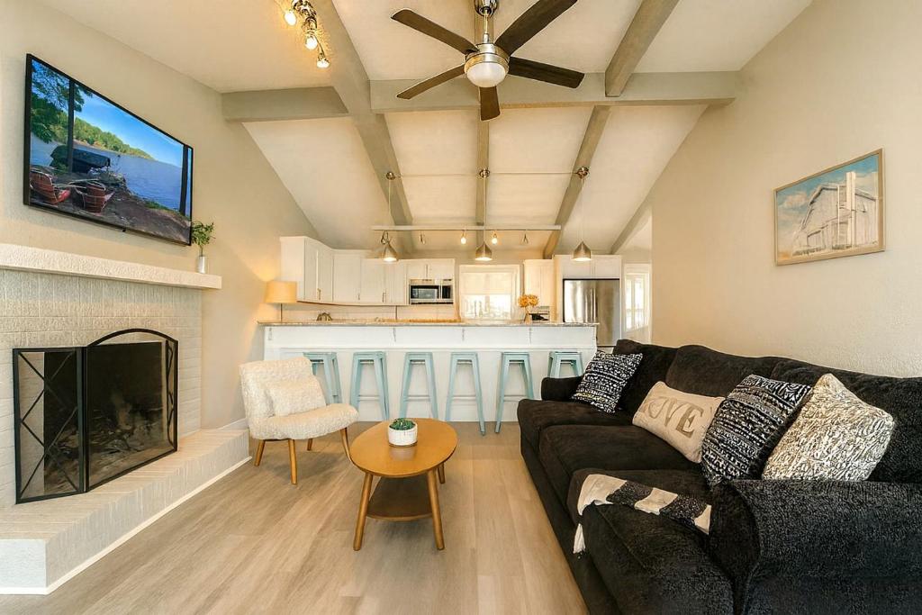 TV a/nebo společenská místnost v ubytování Big Water View Lake Home in Mooresville, North Carolina