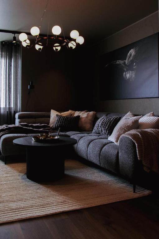 Stylish City Suite in the Heart of Jyväskylä في يوفاسكولا: غرفة معيشة مع أريكة وطاولة