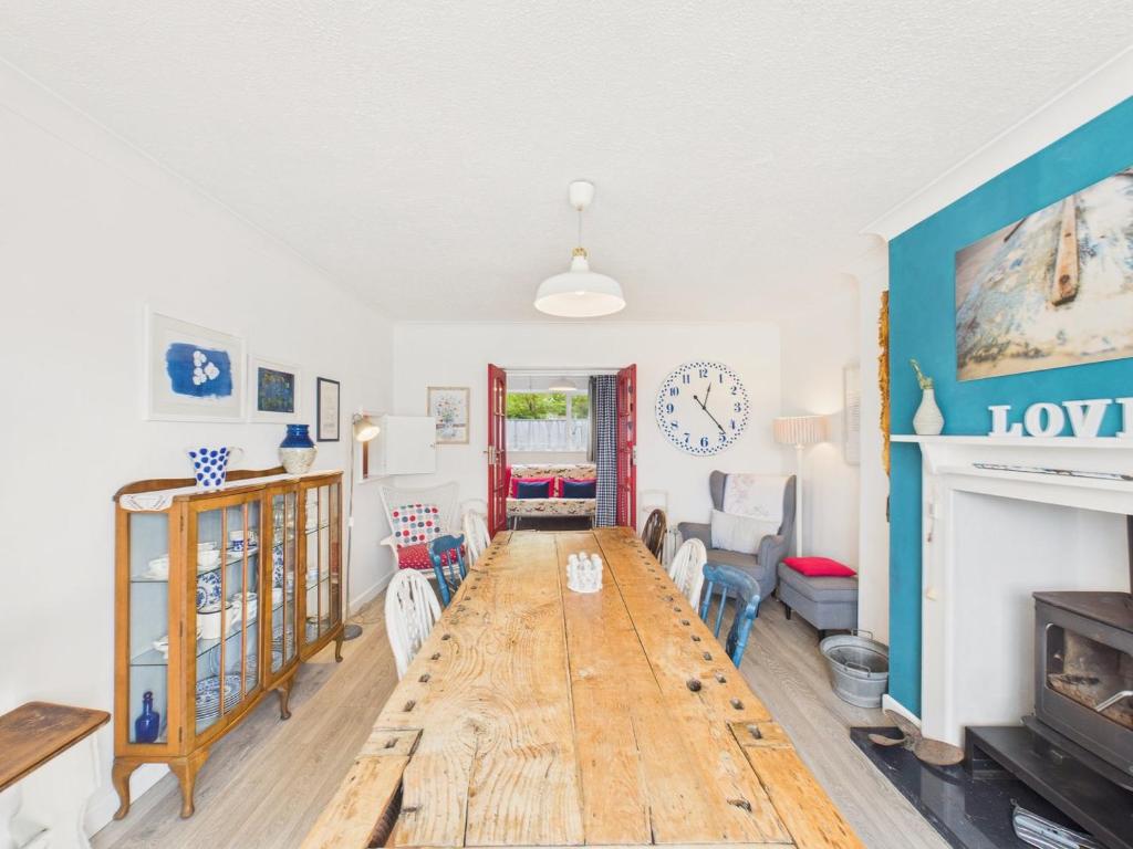 Posezení v ubytování Cosy Flushing Village Home | Parking & Near Beach