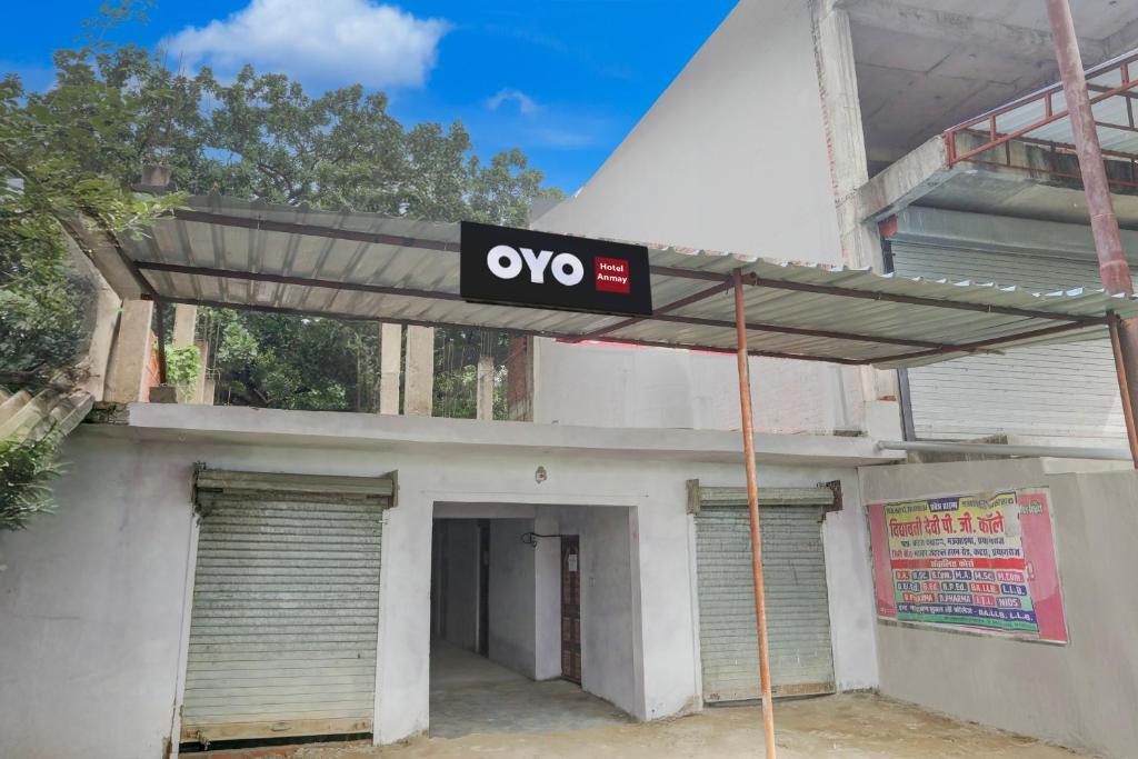 een bord voor een gebouw met twee garagedeuren bij SPOT ON Anmay in Phāphāmau