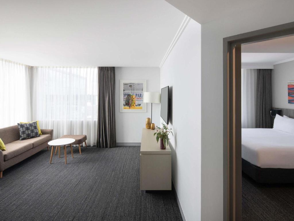Giường trong phòng chung tại Mercure Sydney Bankstown