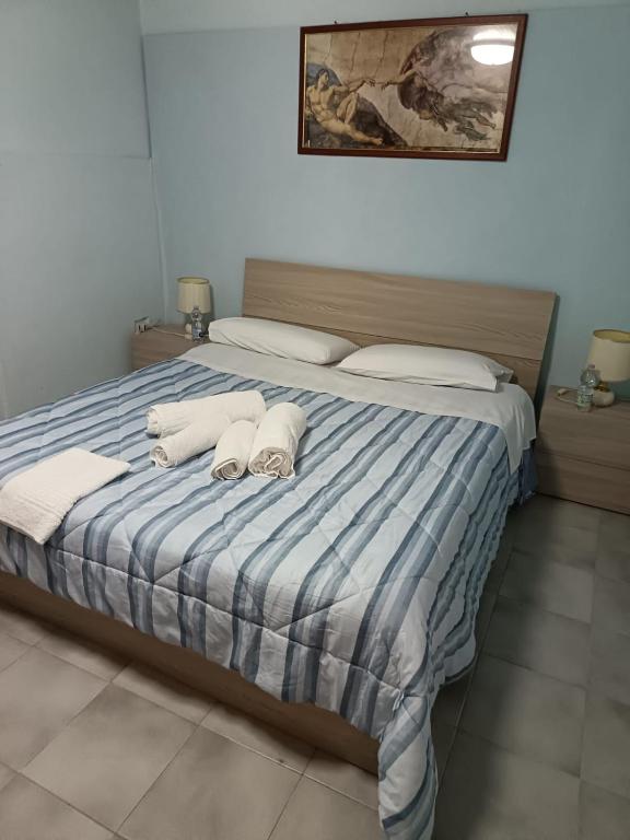 a bedroom with a bed with towels on it at La Casa di Gabry 2 in Valledolmo