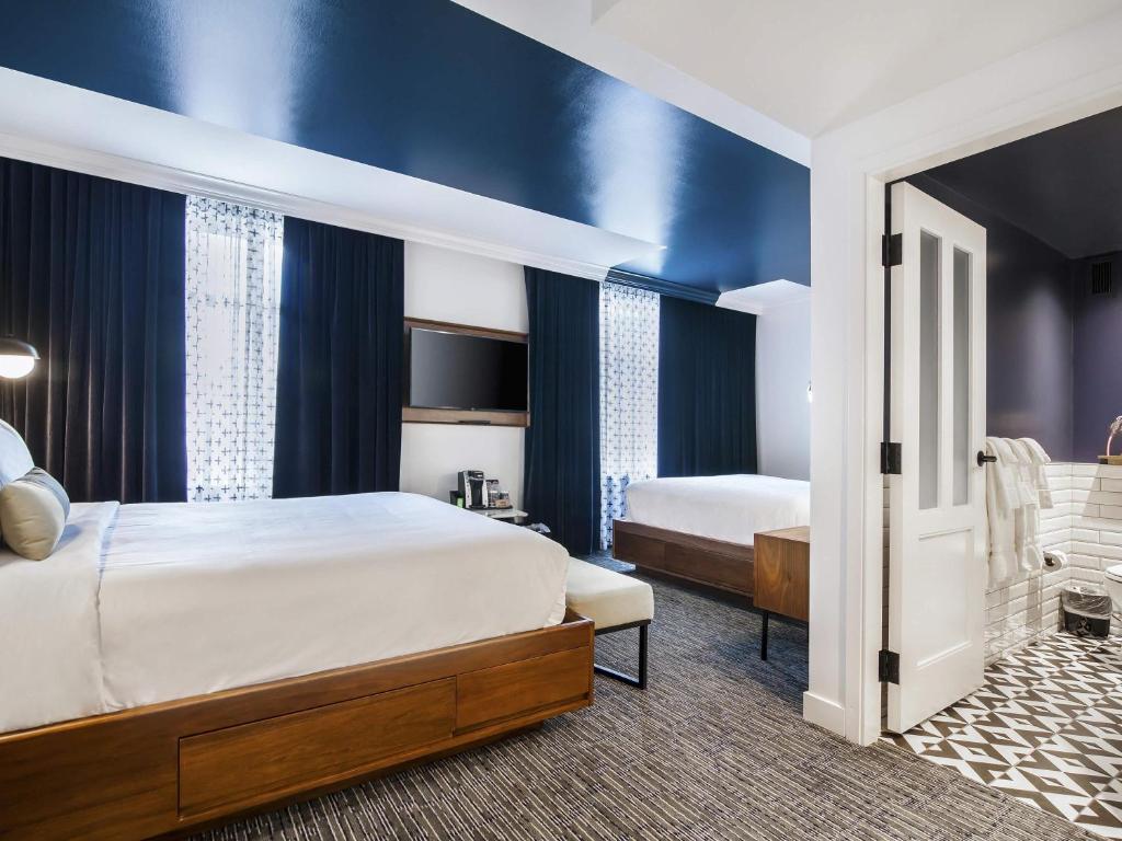 Кровать или кровати в номере Hotel Belmont Vancouver - MGallery Collection