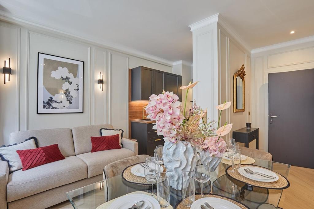 Eiffel Tower Apartment Invalides