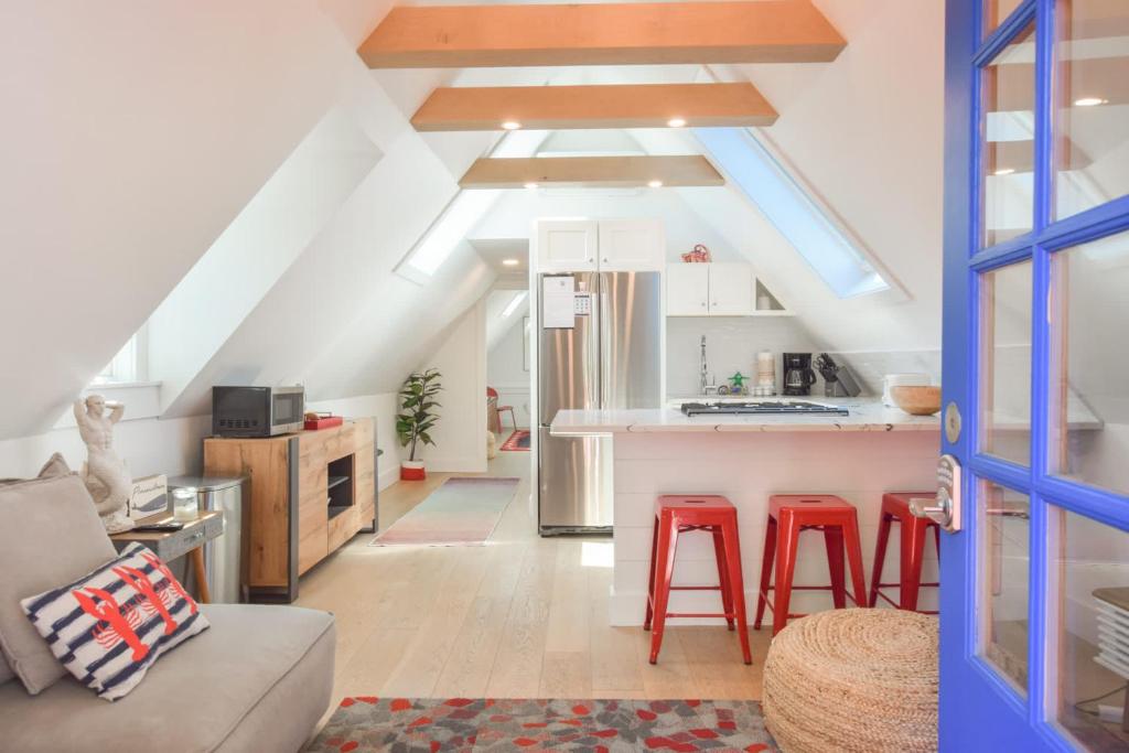 cocina y sala de estar con taburetes rojos en 1 Min Walk to Water Town Deck and A C, en Provincetown