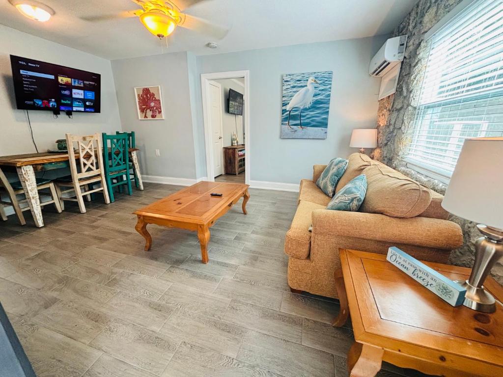 ein Wohnzimmer mit Sofa und Tisch in der Unterkunft Manatee Spacious Updated On River 1 Mi to Beach Kit W&D in Bonita Springs
