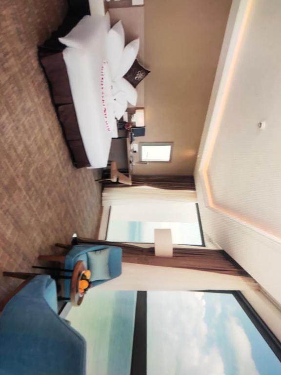 Postel nebo postele na pokoji v ubytování Azure Crown Hotel & Suite