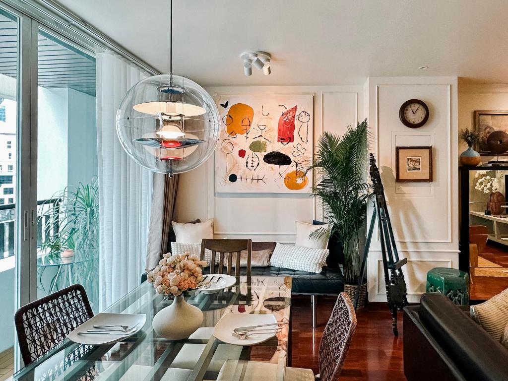 Χώρος καθιστικού στο Prime Classic 1 BR BTS Chidlom 72SQM Langsuan
