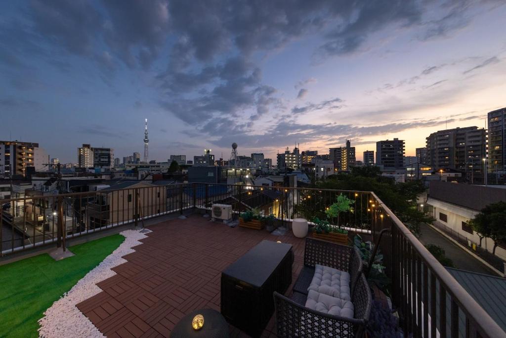 a balcony with a view of a city at dusk at Sakuraya 2 77m 2LDK 8 minutes to Hirokoji Station in Tokyo
