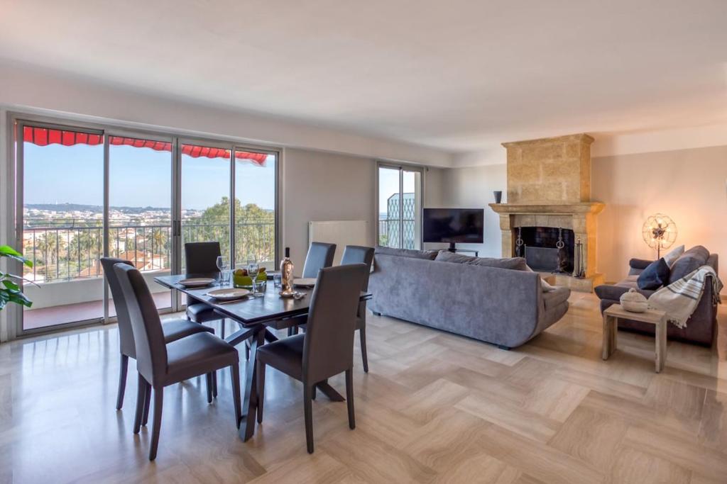 Superb top floor, sea and mountain view