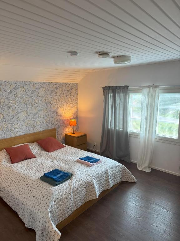 a bedroom with a bed with two towels on it at Gasthaus Sahanranta in Kuhmoinen
