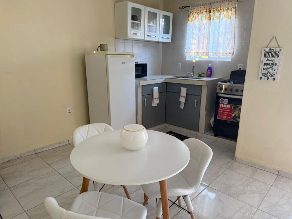 Η κουζίνα ή μικρή κουζίνα στο Yesenia's Guest House