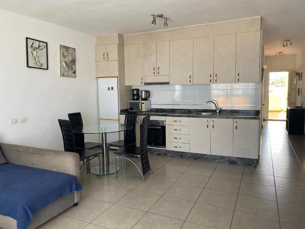 a kitchen with a table and a counter top at Apartamento Callao Salvaje in Callao Salvaje