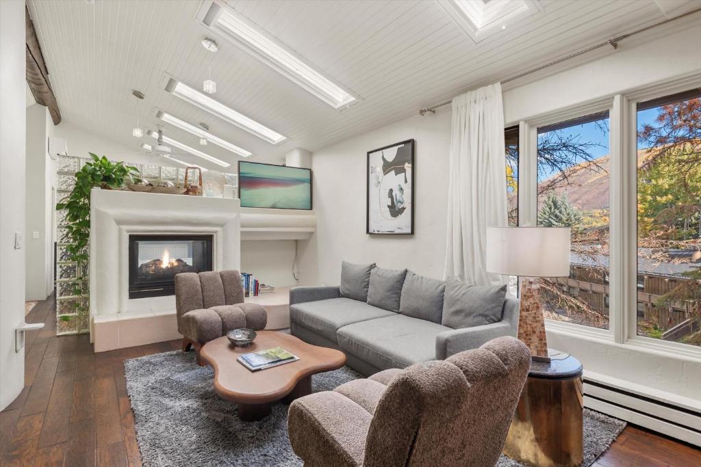 Aspen Stash Pad with Fireplace, Parking, W/D photo