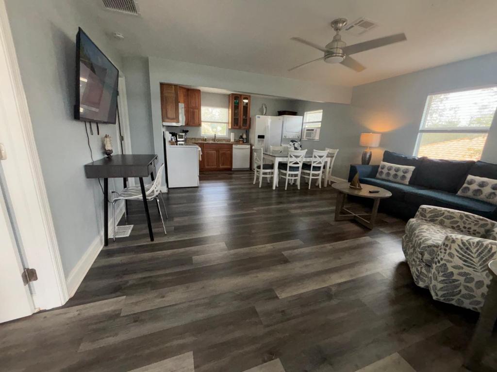 Η κουζίνα ή μικρή κουζίνα στο Pelican Fresh Entire Unit Kit Washer Dryer Upstairs 3Mi to Beach