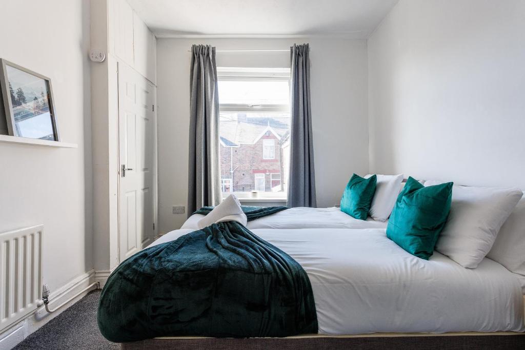 een groot bed in een kamer met een raam bij 3 Bed House - Sleeps 5 - Parking - Wifi in New Brancepeth