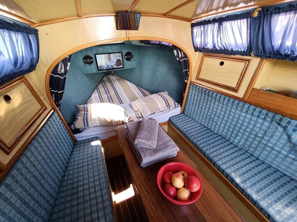 een bovenaanzicht van een kleine kamer in een camper bij Portuguese Sailboat Experience I in Lissabon