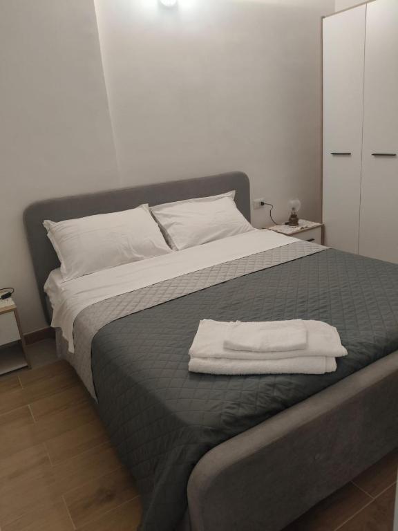 a bed with two white towels on top of it at Casa Salemi 41 in Piazza Armerina