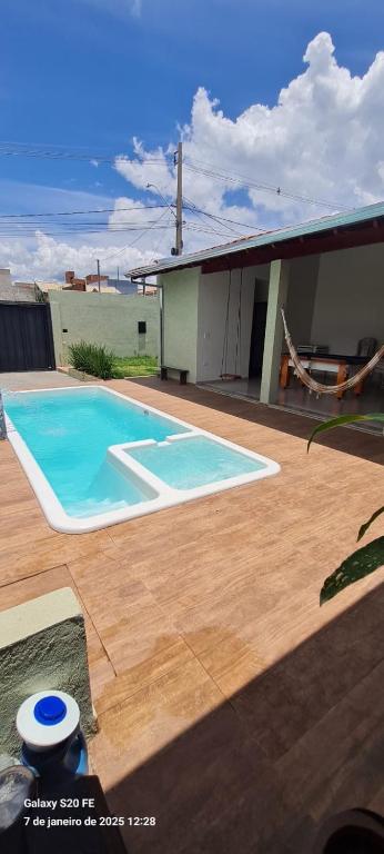 a swimming pool sitting on top of a wooden deck at La ville Guaxupe - Casa em Guaxupé in Guaxupé