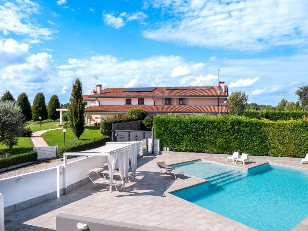 Bazén v ubytování Meridien house nebo v jeho okolí