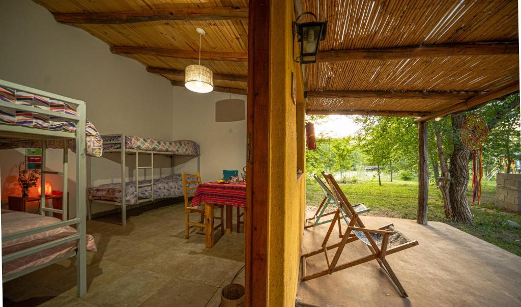 ein Zimmer mit Etagenbetten und einem Tisch und Stühlen in der Unterkunft La Margarita in Villa Ciudad Parque