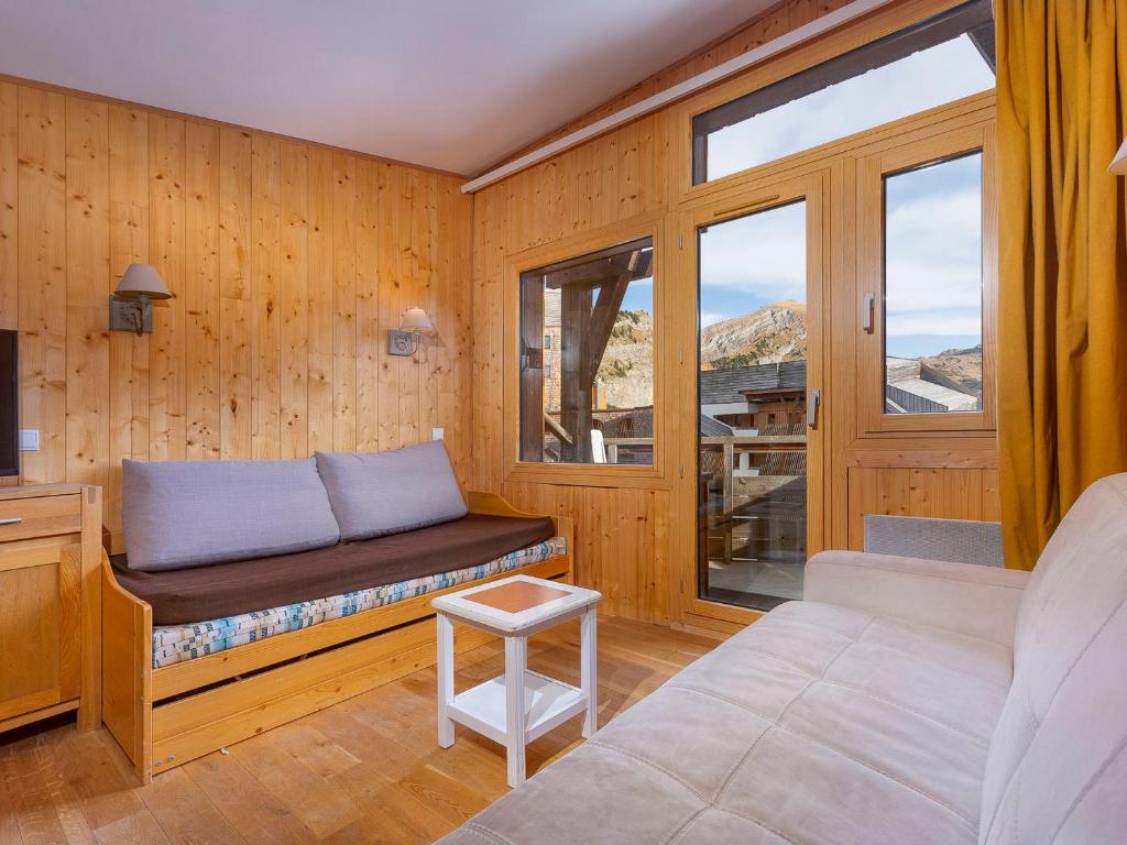 una habitación con banco y ventanas en una casa en Appartement 3 pièces pour 6 pers. avec balcon et wifi, proche pistes et commerces à Avoriaz - FR-1-314-152, en Morzine