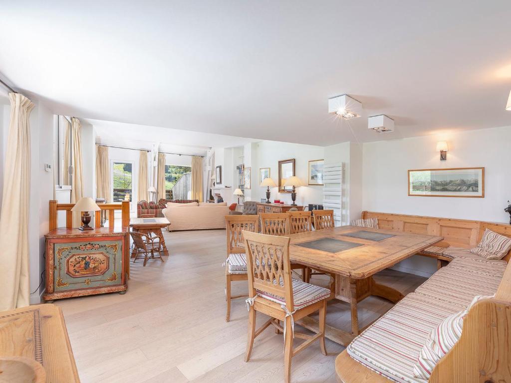 a living room with a wooden table and chairs at Chalet d'exception à Avoriaz, 12 personnes, 7 pièces, ambiance alpine - FR-1-314-306 in Avoriaz