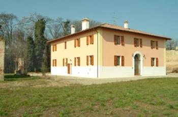 une grande maison au milieu d'un champ dans l'établissement Al Podere Santa Cristina, à Castel Maggiore