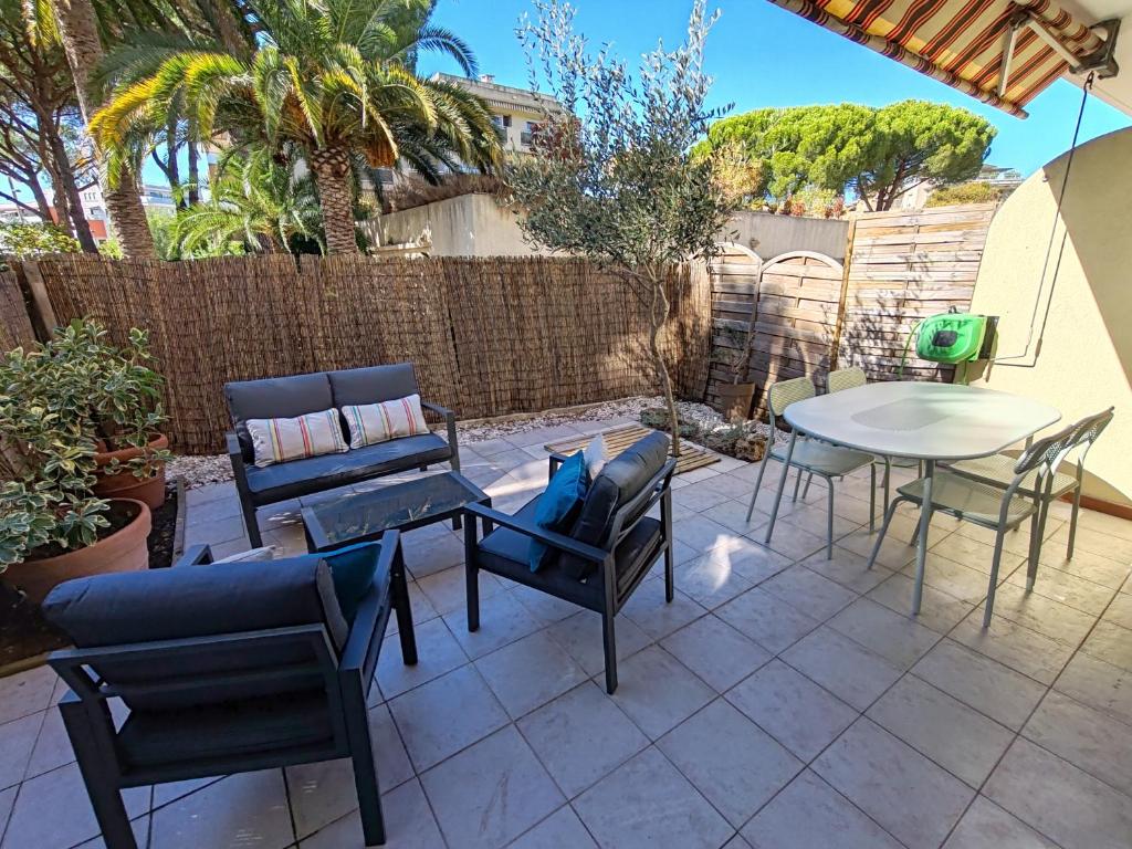 Studio avec coin nuit climatisé avec grande terrasse et parking au pied de la Marina et de la plage de Fréjus