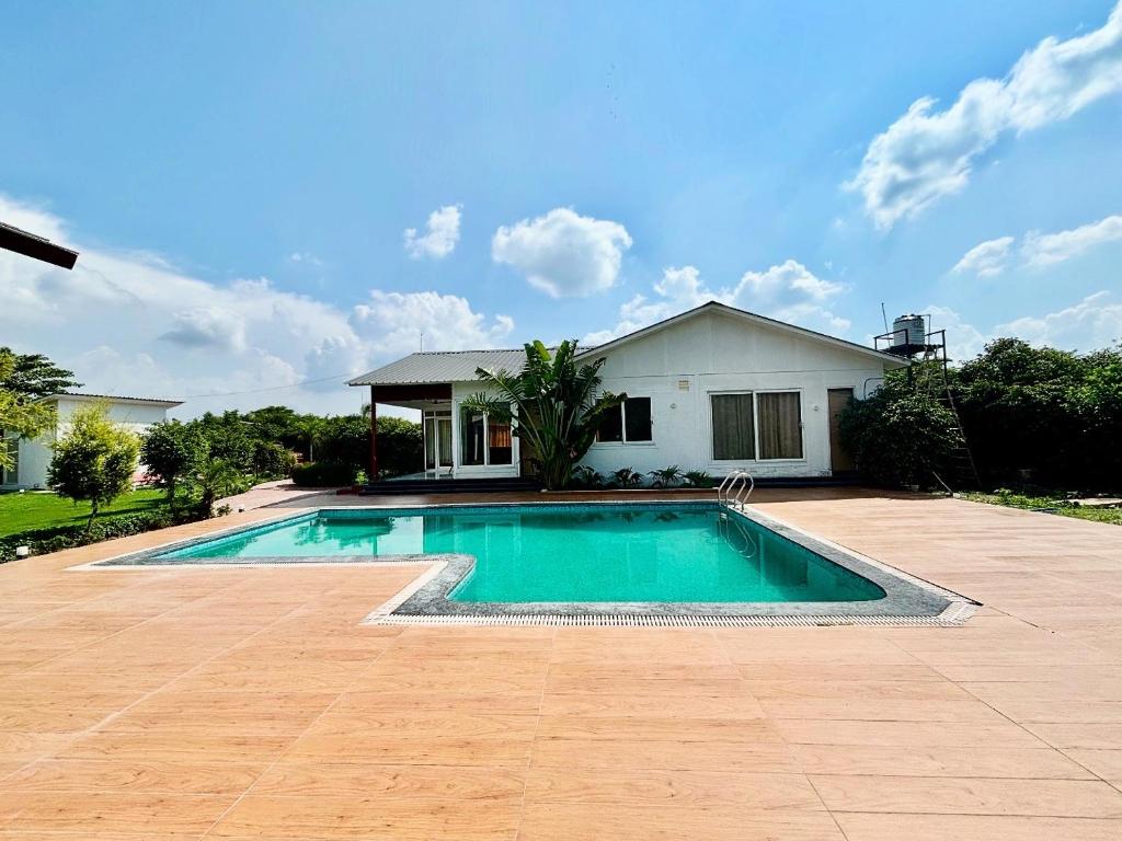Fotografie z fotogalerie ubytování GoBravo 16- 3BHK Farm with Pool & Lawn- Sector 150 Noida v destinaci Greater Noida
