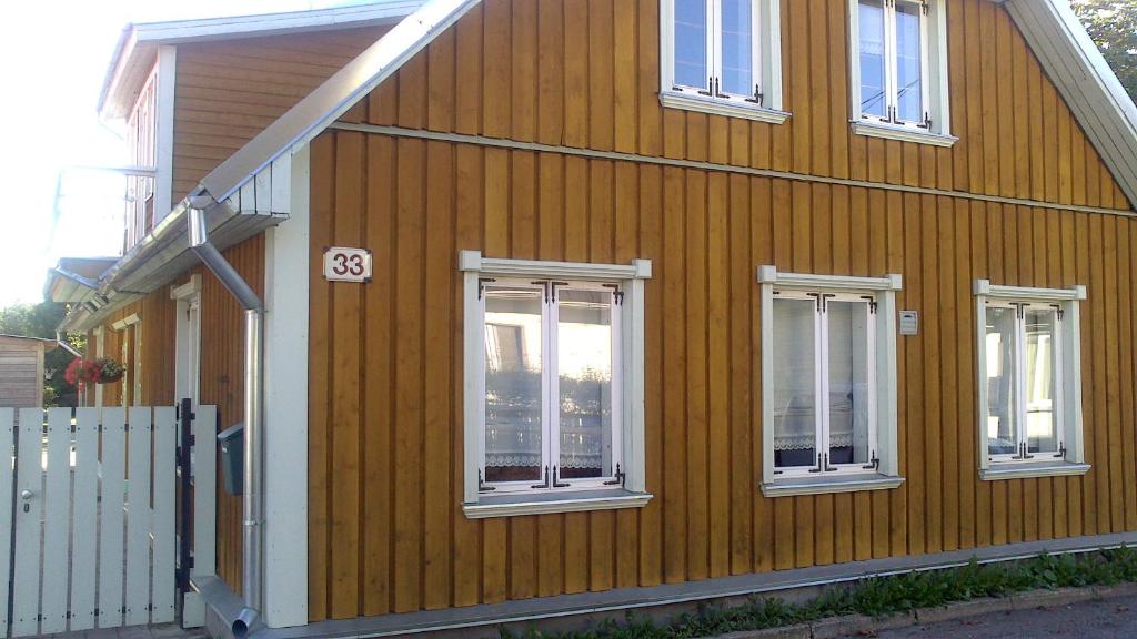 Una casa con tres ventanas en el costado. en Aisa Beach Area Holiday Home, en Pärnu