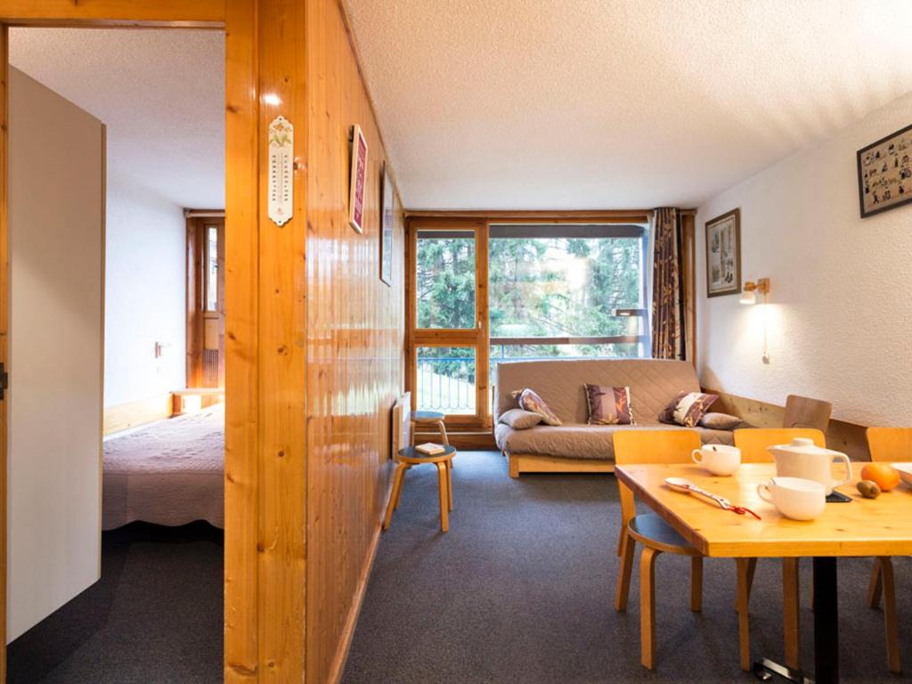 ein Wohnzimmer mit einer Couch, einem Bett und einem Tisch in der Unterkunft Appartement 6 pers Les Arcs 1800 avec balcon et accès wifi - FR-1-346-403 in Arc 1800