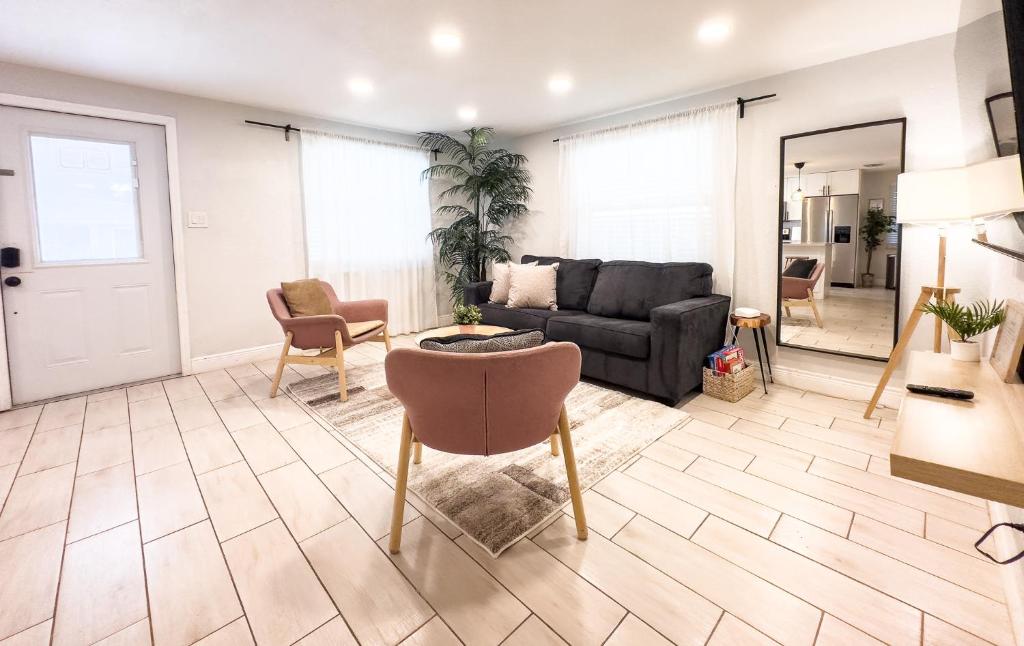 a living room with a couch and a table at Chic & Stylish House In Tampa Ybor&busch in Tampa