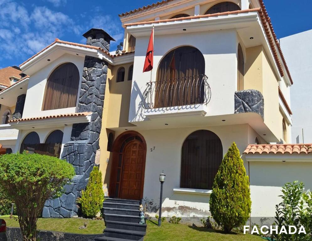 a house with a flag on the front of it at Habitaciones en hermosa casa en Yanahuara in Yanahuara