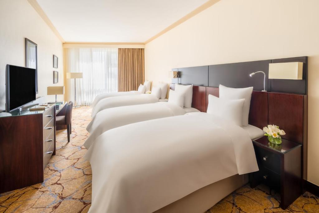 غرفة توأم ممتازة مع بإطلالة على الحرم QUAD PARTIAL 4 BED
