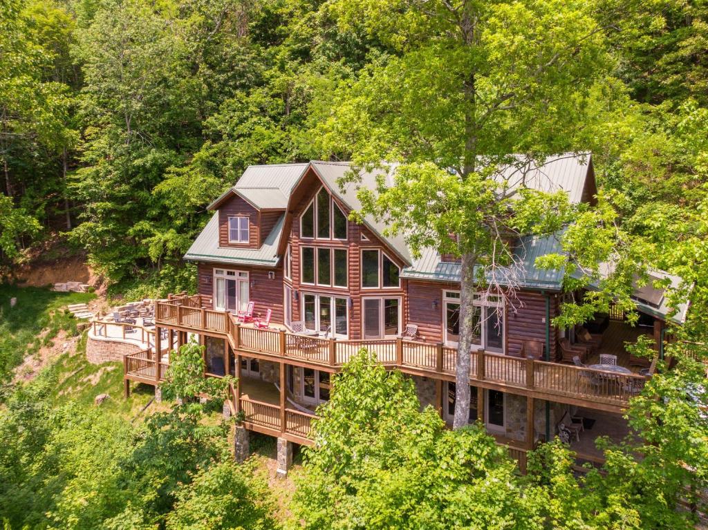 una vista aerea di una grande casa in legno di A High Country Retreat a Boone