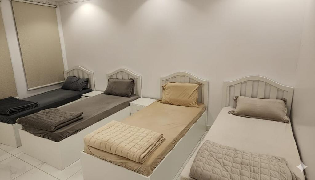 a room with two beds and a mirror at النبلاء in Al Madinah