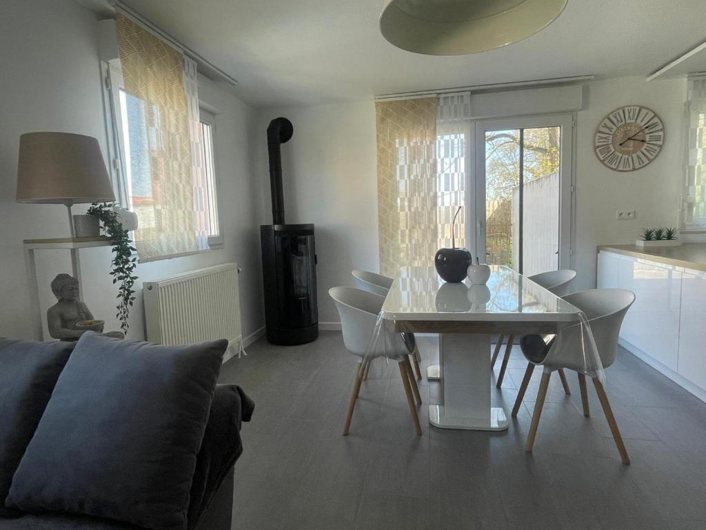 Χώρος καθιστικού στο Appart cosy 4 à 6 pers - parking privé - 5 min Colmar - poêle à pellets - 2 terrasses