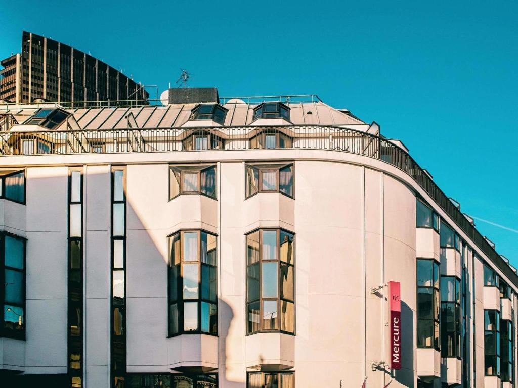 a white building with a curved roof at Hôtel Mercure Paris Centre Gare Montparnasse in Paris