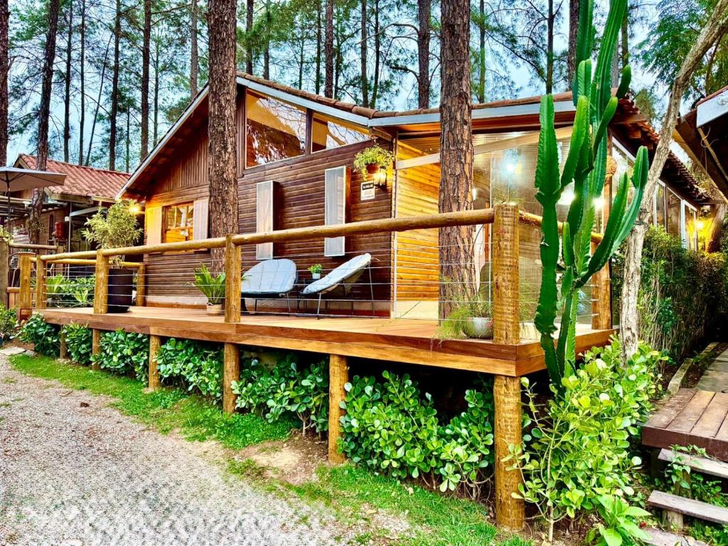 イトゥーにあるChalé Veraneio-Itú-SP Vista para o lago Camping Carrionの木造家屋