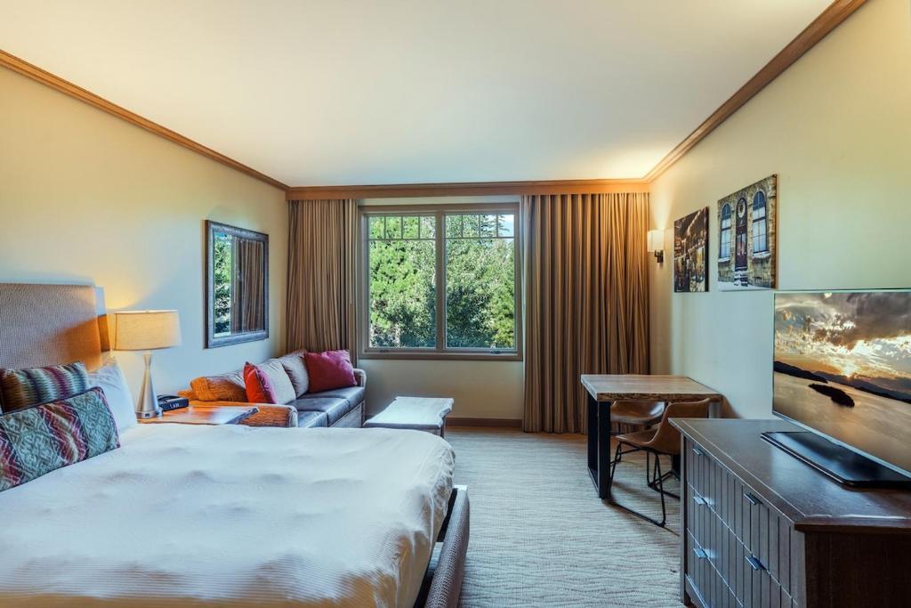 Postel nebo postele na pokoji v ubytování 3022 Studio Getaway in Suncadia with Spa, Ski, Golf, Hike & More!