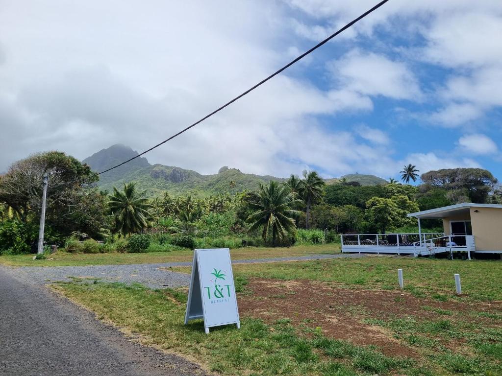 MataveraにあるT&T Retreatの道路脇の標識