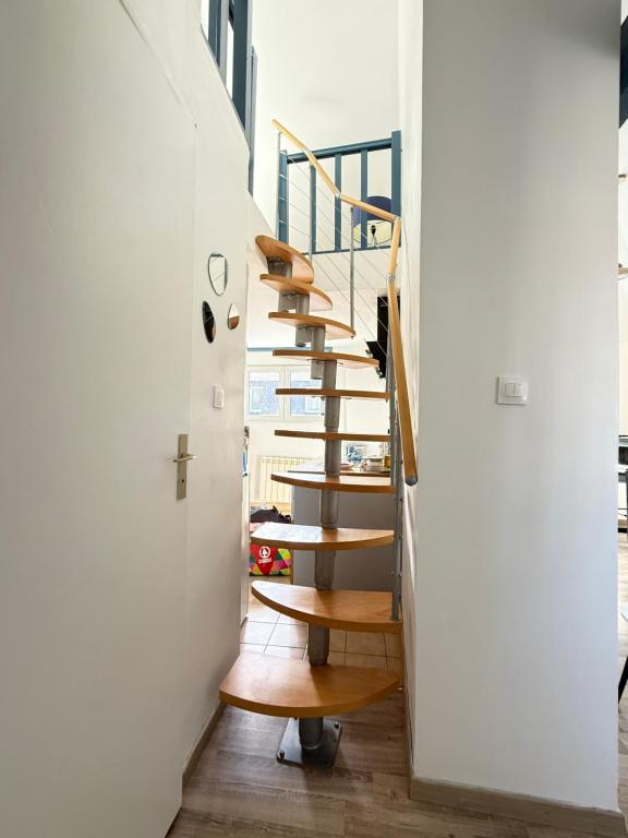 - un escalier dans une maison dotée de parquet et de murs blancs dans l'établissement Ty Glas des Abers, à Lannilis