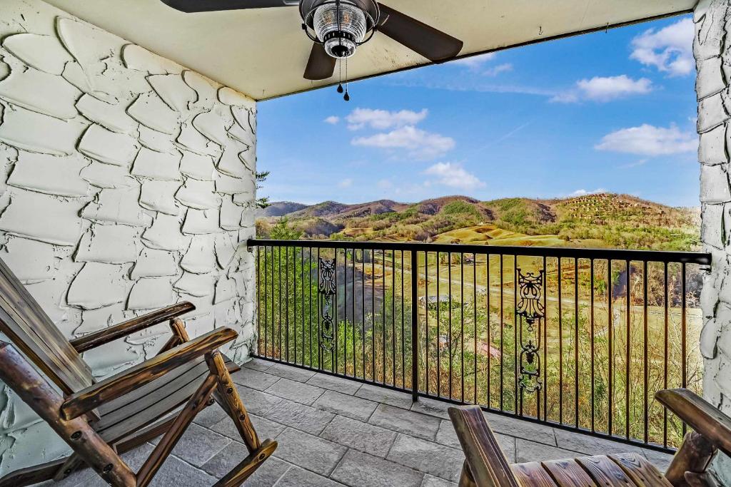 balcón con silla y vistas a las montañas en Mountain Views at Dolly's Castle Unit 4, en Sevierville