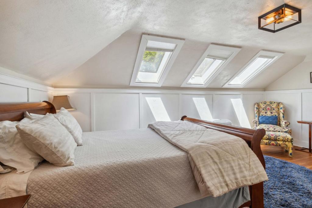 a bedroom with a bed and skylights at The Cooperhouse in Independence
