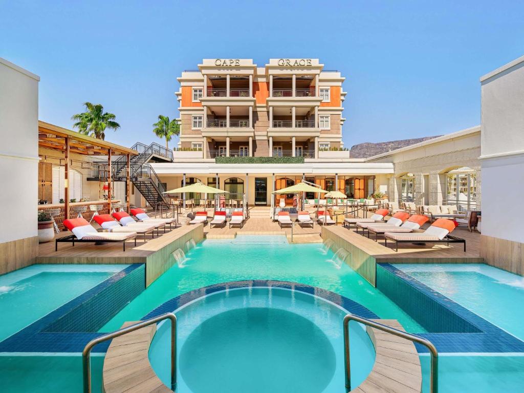 Bazén v ubytování Cape Grace, A Fairmont Managed Hotel nebo v jeho okolí