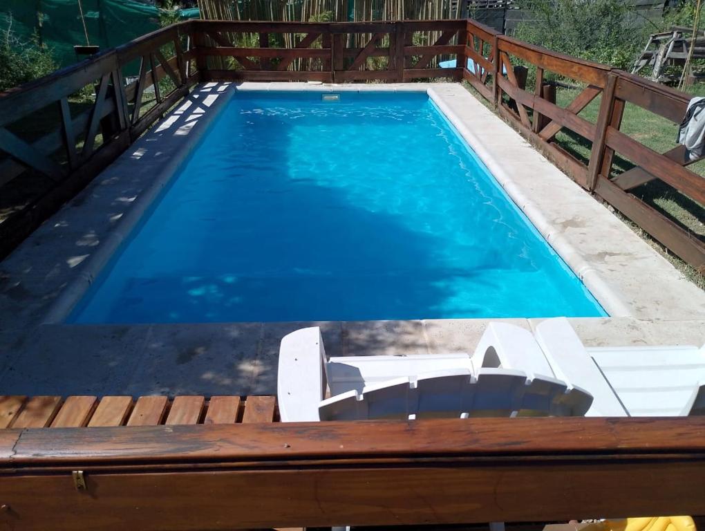 une piscine entourée d'une clôture en bois. dans l'établissement La Serranita, à Panaholma