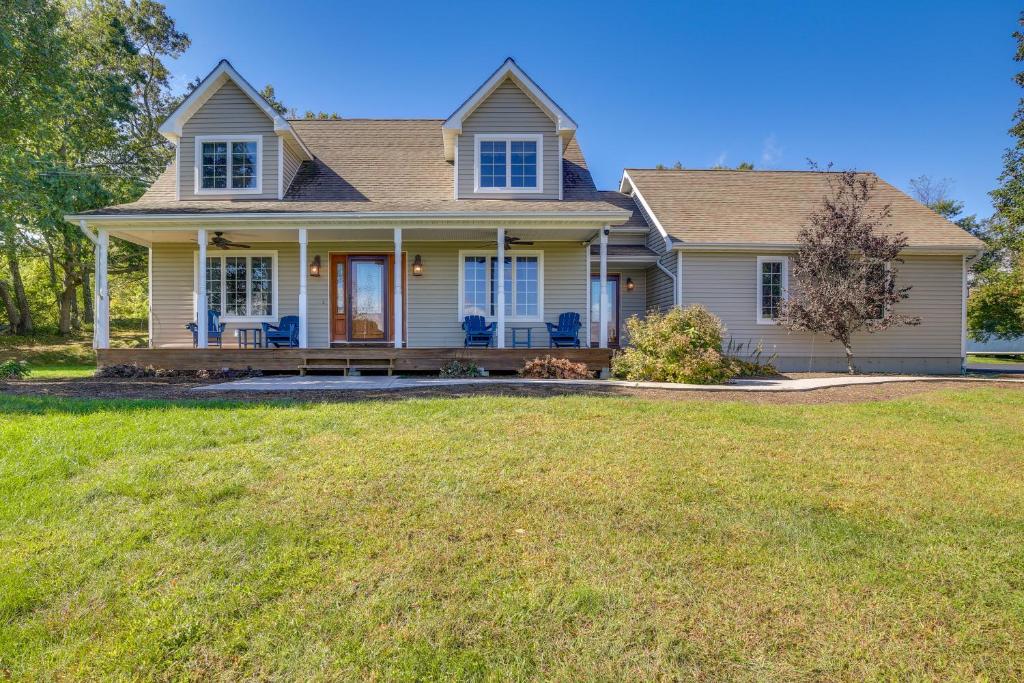 una casa con un prato davanti di Outdoor Space with Stunning Views New Milford Home! a Washington