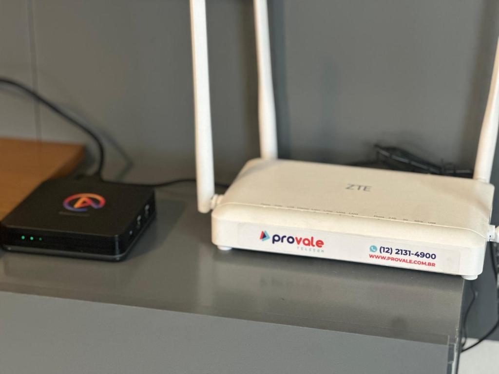 a laptop and a box sitting on a table at Apartamento no centro de Aparecida in Aparecida