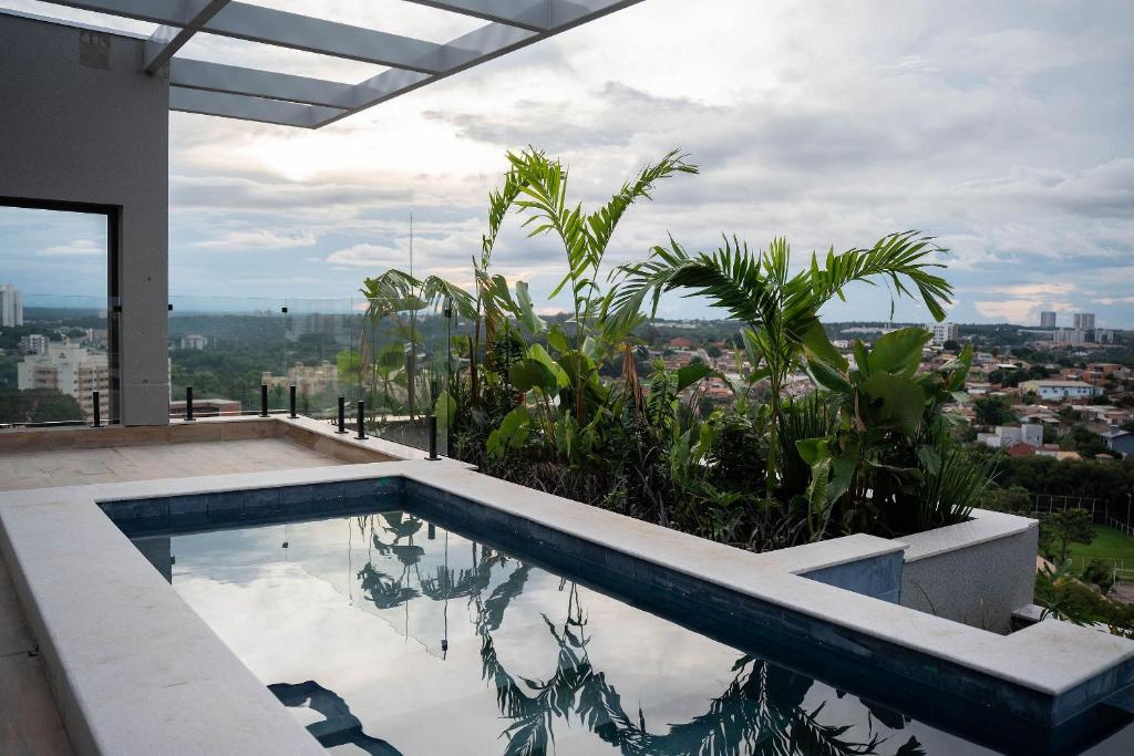 una piscina sul tetto di una casa di Moov Smart Home – Studios e Apartamentos por Temporada em Cuiabá a Cuiabá